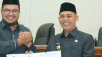 1773767318683 Ket Foto: Bupati Inhil H Herman saat berfoto bersama Ketua DPRD Inhil Iwan Taruna