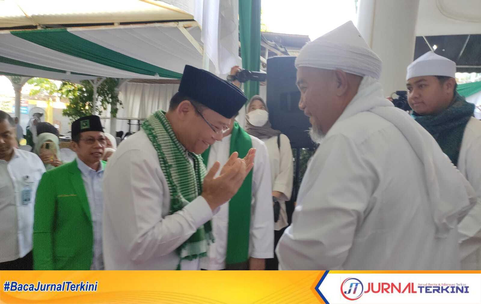 H Muhammad Mardiono utusan presiden bidang ketahanan pangan saat melaksanakan kegiatan silaturahmi dengan pimpinan ponpes Babussalam Syekh Haji Ismail Royan, Minggu (01/03/2026)