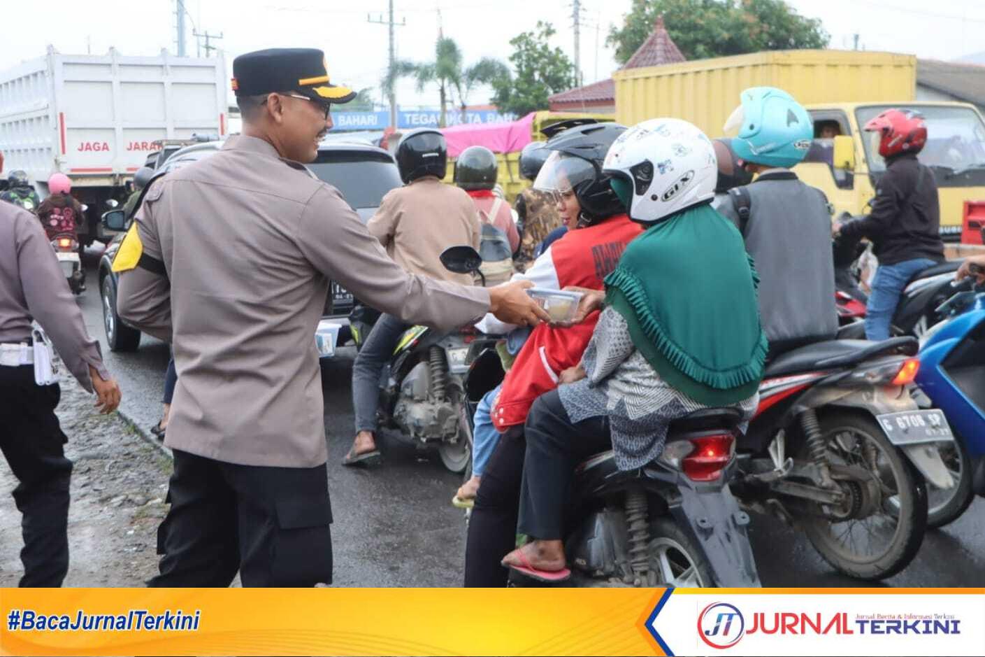Polres Tegal bagikan Takjil kepada pengguna jalan, tingkatkan keselamatan di jalan raya, Jumat (13/03). (Foto: Humas Polres Tegal)