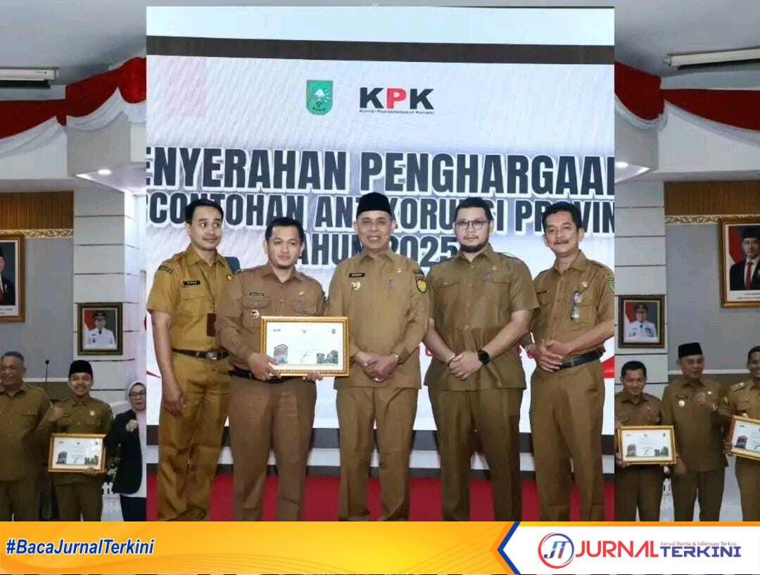 Ket Foto: Bupati Inhil H Herman menghadiri acara penyerahan penghargaan Desa Percontohan antikorupsi