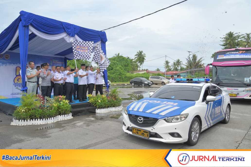 Gubernur Sumbar, Mahyeldi Ansharullah saat melepas program balik gratis tahun 2026.(Foto Adpim Sumbar).