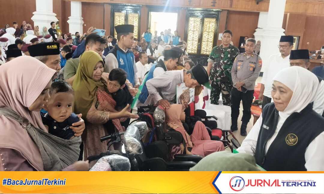 Gubernur Jawa Timur Khofifah Indar Parawansa menyerahkan secara simbolis bantuan sosial kepada masyarakat dalam kegiatan Sapa Bansos Amaliyah Ramadan 1447 H di Bakorwil Pamekasan.