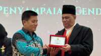 Penyerahan penghargaan dari Presiden Persim Malaysia kepada Bendahara SMSI Kepri Allib Murniman di Johor Bahru.