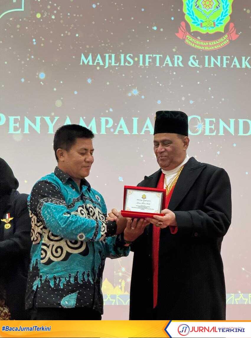 Penyerahan penghargaan dari Presiden Persim Malaysia kepada Bendahara SMSI Kepri Allib Murniman di Johor Bahru.