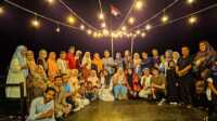 Keluarga besar MTsN 2 Tanah Datar foto bersama usai berbuka puasa bersama (Foto Istimewa).
