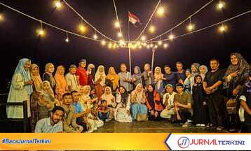 Keluarga besar MTsN 2 Tanah Datar foto bersama usai berbuka puasa bersama (Foto Istimewa).