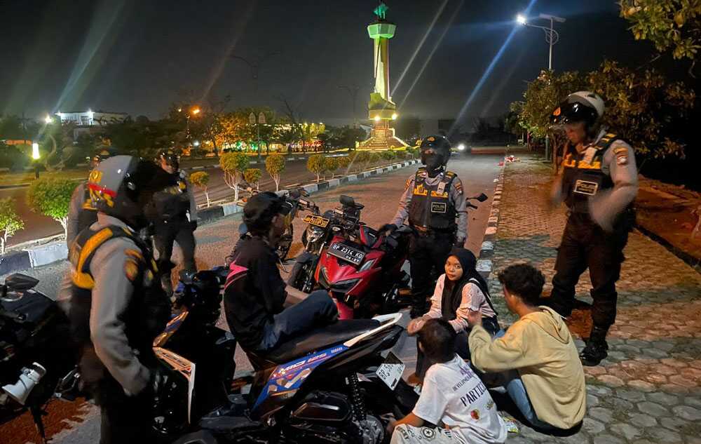 Polres Karimun melalui jajaran Satsamapta mengintensifkan patroli keamanan pada malam hari hingga menjelang sahur, seperti menyisir kawasan Coastal Area serta tempat tongkrongan anak muda. (humaspolreskarimun)