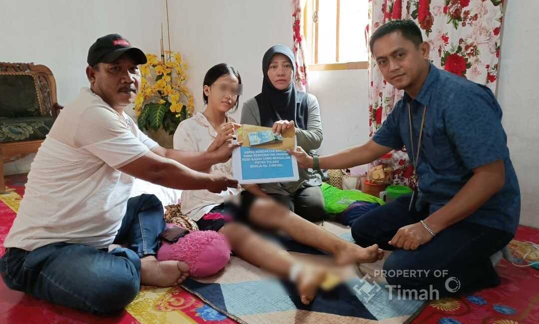PT Timah (Persero) Tbk menyalurkan bantuan biaya pengobatan bagi Rizki Ajijah (15), seorang pelajar yang berdomisili di Desa Gemuruh, Kecamatan Kundur Barat, Kabupaten Karimun, Kepulauan Riau. (timah)