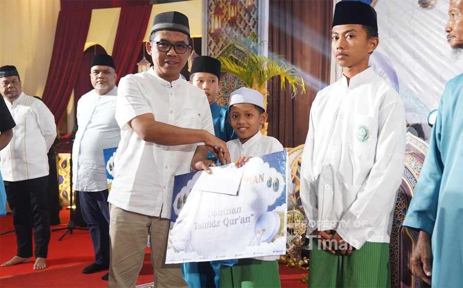 PT Timah Tbk memberikan santunan kepada santri penghafal al Quran dalam safari Ramadhan di Wisma Kundur, Kecamatan Kundur Barat, Kabupaten Karimun, Kepulauan Riau, Senin (9/3/2026). (timah)