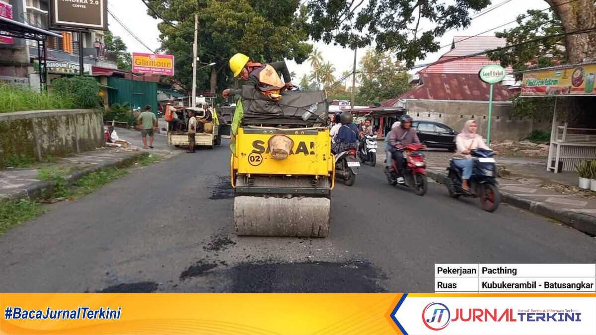 Perbaikan jalan Prov di Kab Tanah Datar. (Dion/Jurnalterkini.id).