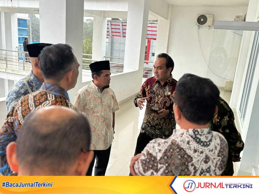 Wabup Solok, Candra saat sidak kehadiran ASN dan P3K lingkup Pemkab Solok. (Foto Kominfo Kab Solok).