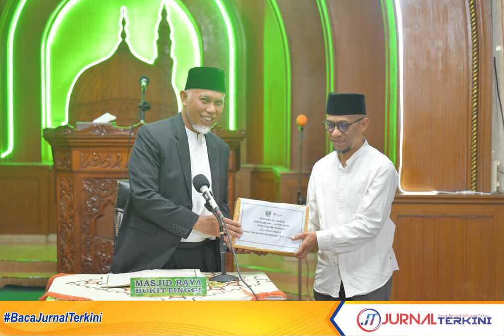 Gubernur Sumbar, Mahyeldi Ansharullah saat menyerahkan bantuan dalam kegiatan Safari Ramadhan di Bukittinggi. (Foto Adpim Sumbar).