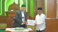 Gubernur Sumbar, Mahyeldi Ansharullah saat menyerahkan bantuan dalam kegiatan Safari Ramadhan di Bukittinggi. (Foto Adpim Sumbar).