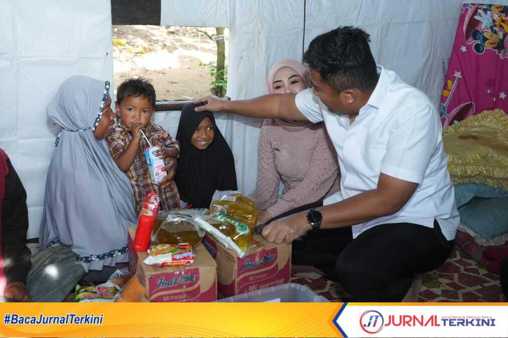 Wagub Sumbar, Vasco Ruseime saat mengunjungi rumah keluarga Darisman, Nagari Koto Laweh, Kab Solok. (Foto Adpim Sumbar).