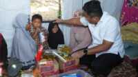 Wagub Sumbar, Vasco Ruseime saat mengunjungi rumah keluarga Darisman, Nagari Koto Laweh, Kab Solok. (Foto Adpim Sumbar).