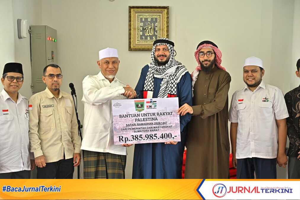 Gubernur Sumbar, Mahyeldi Ansharullah saat menyerahkan bantuan kemanusiaan dari pemerintah dan masyarakat Sumbar untuk rakyat Palestina. (Foto Adpim Sumbar).