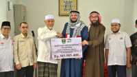 Gubernur Sumbar, Mahyeldi Ansharullah saat menyerahkan bantuan kemanusiaan dari pemerintah dan masyarakat Sumbar untuk rakyat Palestina. (Foto Adpim Sumbar).