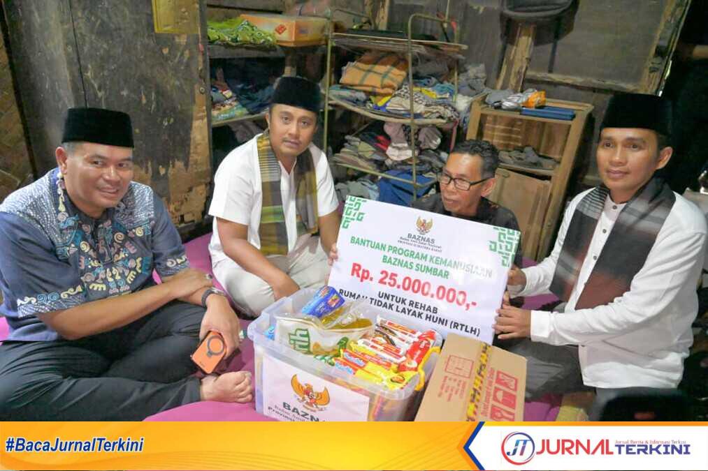Wagub Sumbar, Vasko Ruseimy saat menyerahkan bantuan program bedah rumah kepada warga di Kota Pariaman. (Foto Adpim Sumbar).