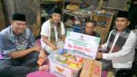 Wagub Sumbar, Vasko Ruseimy saat menyerahkan bantuan program bedah rumah kepada warga di Kota Pariaman. (Foto Adpim Sumbar).