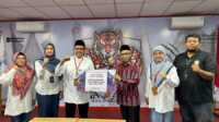Kepala MTsN 5 Padang, Noprizal saat menerima secara simbolis bantuan dari TelkomselGroup. (Foto Dion/Jurnalterkini).