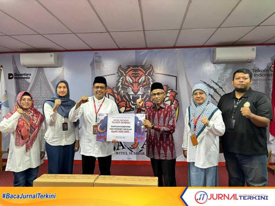Kepala MTsN 5 Padang, Noprizal saat menerima secara simbolis bantuan dari TelkomselGroup. (Foto Dion/Jurnalterkini).