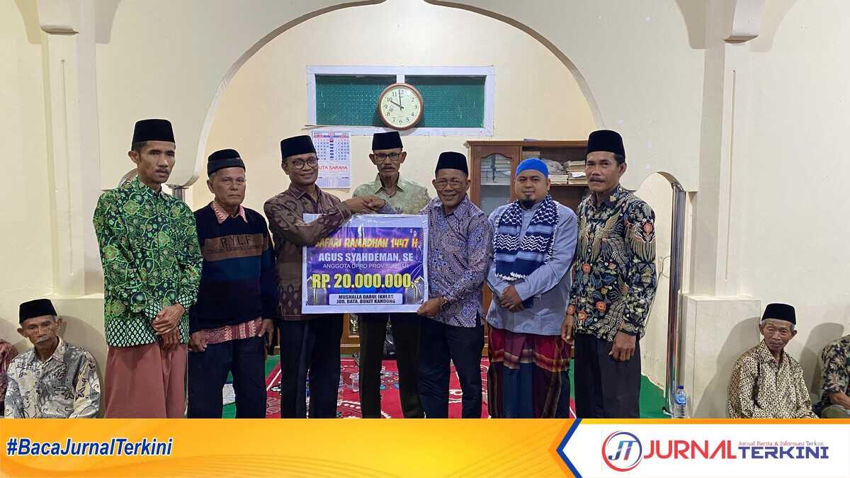 Anggota DPRD Prov Sumbar, Agus Syahdeman saat menyerahkan bantuan untuk Mushola Darul Iklas Nagari Bukik Kandung. (Foto Dion/Jurnalterkini.id)