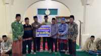 Anggota DPRD Prov Sumbar, Agus Syahdeman saat menyerahkan bantuan untuk Mushola Darul Iklas Nagari Bukik Kandung. (Foto Dion/Jurnalterkini.id)