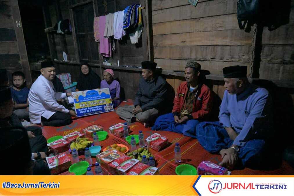 Gubernur Sumbar, Mahyeldi Ansharullah saat Sahur Bersama Warga dan Serahkan Bantuan Bedah Rumah untuk Keluarga Kurang Mampu di Pasaman.(Foto Adpim Sumbar).