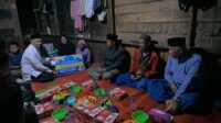 Gubernur Sumbar, Mahyeldi Ansharullah saat Sahur Bersama Warga dan Serahkan Bantuan Bedah Rumah untuk Keluarga Kurang Mampu di Pasaman.(Foto Adpim Sumbar).