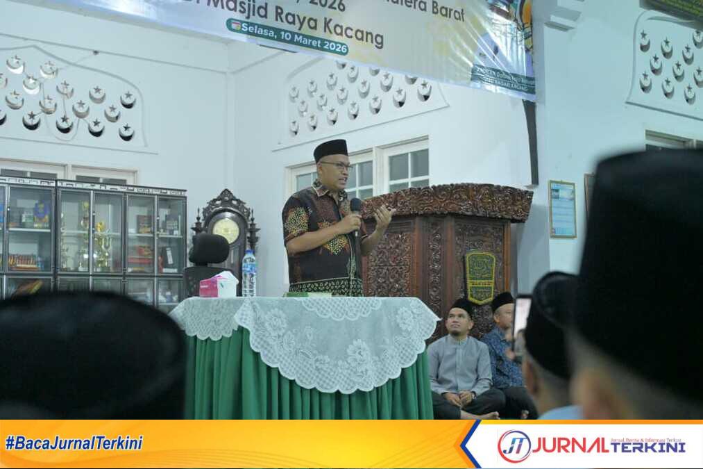 Sekdaprov Sumbar, Arry Yuswandi saat Safari Ramadhan di Mesjid Raya Kacang, Kab Solok. (Foto Adpim Sumbar).