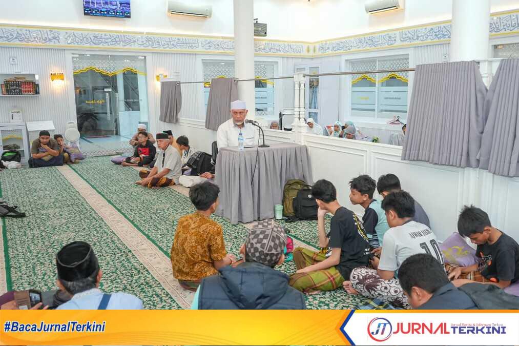 result_IMG-20260311-WA0013 Gubernur Sumbar, Mahyeldi Ansharullah saat Iktikaf bersama Warga di Masjid Jihad Perak, Kota Padang. (Foto Adpim Sumbar).