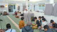 Gubernur Sumbar, Mahyeldi Ansharullah saat Iktikaf bersama Warga di Masjid Jihad Perak, Kota Padang. (Foto Adpim Sumbar).