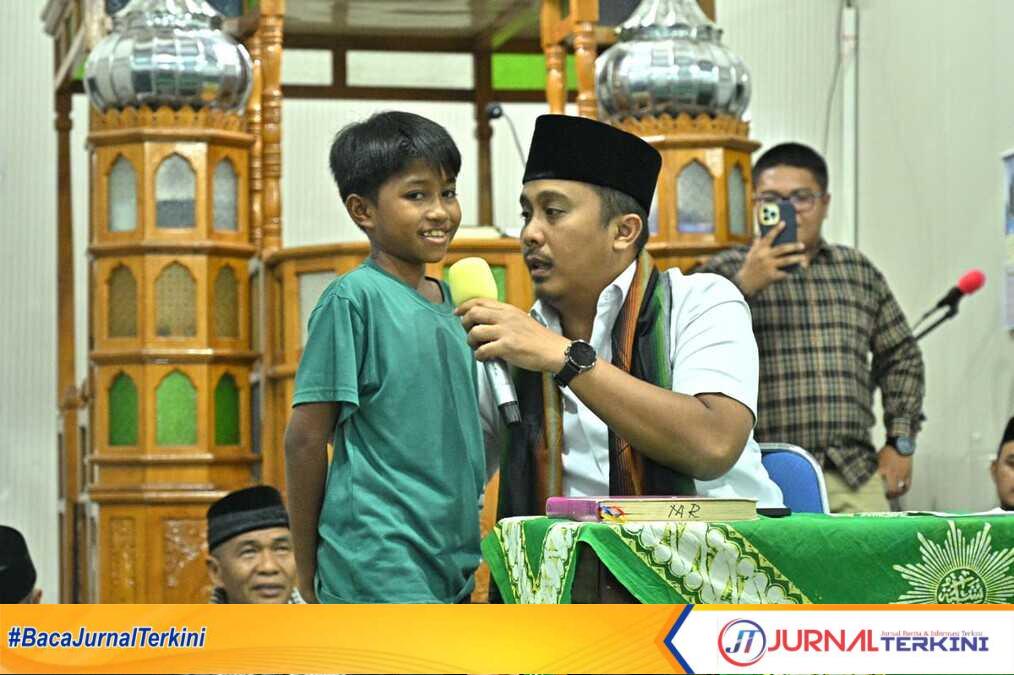 Wagub Sumbar, Vasco Ruseime saat Safari Ramadan di Dharmasraya. (Foto Adpim Sumbar).