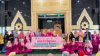 Kegiatan BKOW Sumbar salurkan ratusan bantuan sembako. (Foto Adpim Sumbar).
