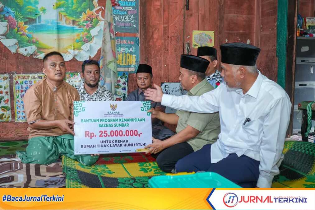Gubernur Sumbar, Mahyeldi Ansharullah saat menyerahkan bantuan perbaikan rumah di Pasaman. (Foto Adpim Sumbar).
