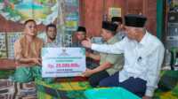 Gubernur Sumbar, Mahyeldi Ansharullah saat menyerahkan bantuan perbaikan rumah di Pasaman. (Foto Adpim Sumbar).