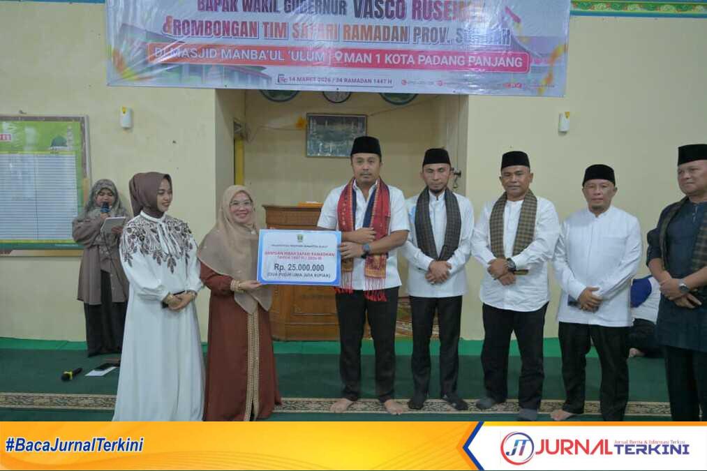 Wagub Sumbar, Vasco Ruseime saat memberikan bantuan sekaligus peletakan batu pertama Masjid Mamba'ul Ulum MAN 1 Padang Panjang. (Foto Adpim Sumbar).