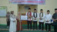 Wagub Sumbar, Vasco Ruseime saat memberikan bantuan sekaligus peletakan batu pertama Masjid Mamba'ul Ulum MAN 1 Padang Panjang. (Foto Adpim Sumbar).