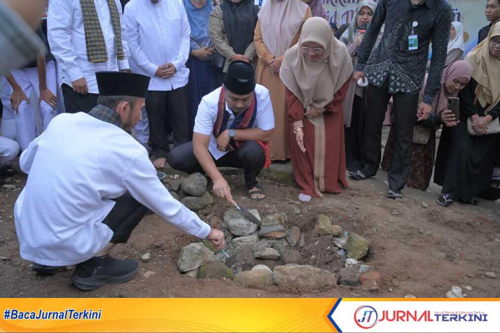 Wagub Sumbar, Vasco Ruseime saat memberikan bantuan sekaligus peletakan batu pertama Masjid Mamba'ul Ulum MAN 1 Padang Panjang. (Foto Adpim Sumbar).