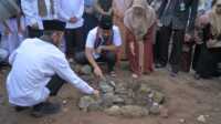 Wagub Sumbar, Vasco Ruseime saat memberikan bantuan sekaligus peletakan batu pertama Masjid Mamba'ul Ulum MAN 1 Padang Panjang. (Foto Adpim Sumbar).