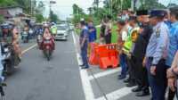 Gubernur Sumbar, Mahyeldi Ansharullah bersama Kapolda Sumbar saat meresmikan sistem One Way Jalur Padang-Bukittinggi. (Foto Adpim Sumbar).