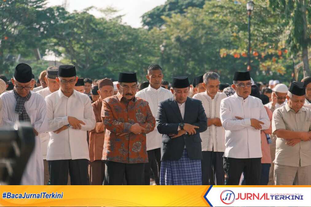 M Shadiq Pasadigoe saat malaksanakan sholat hari raya idul fitri di lap cindua mato. (Foto Istimewa).