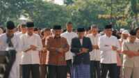 M Shadiq Pasadigoe saat malaksanakan sholat hari raya idul fitri di lap cindua mato. (Foto Istimewa).