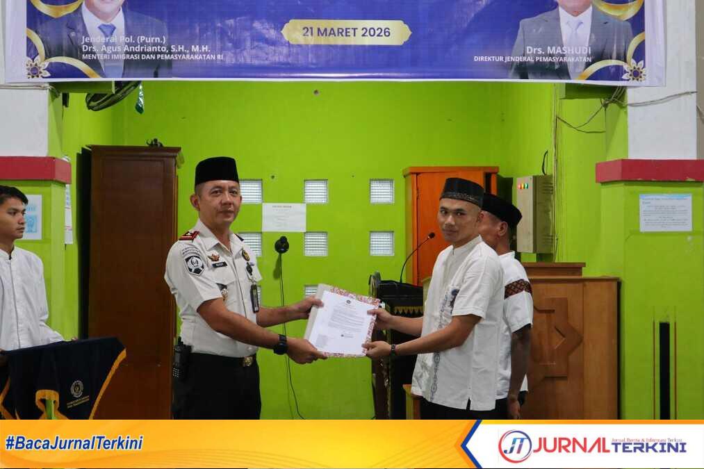 Kalapas Narkotika Sawahlunto, Ressy Setiawan saat memberikan remisi Idul Fitri bagi WBP. (Foto Istimewa ).