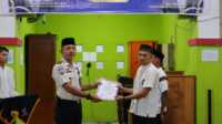 Kalapas Narkotika Sawahlunto, Ressy Setiawan saat memberikan remisi Idul Fitri bagi WBP. (Foto Istimewa ).