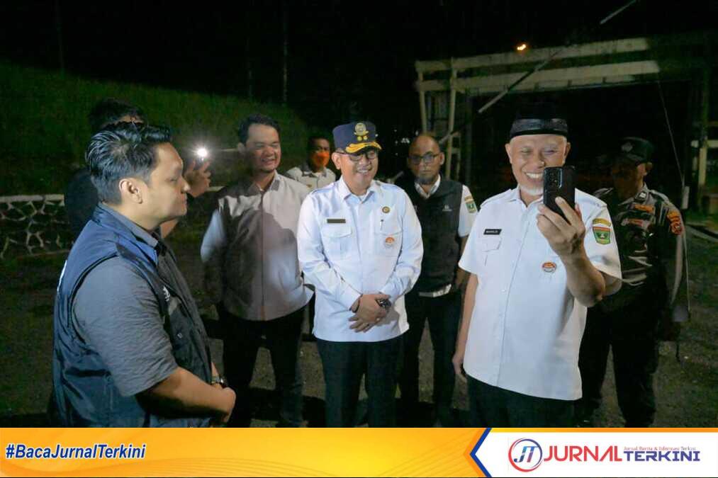 result_IMG-20260326-WA0007 Gubernur Sumbar, Mahyeldi Ansharullah saat meninjau BTS Telkomsel yang baru beroperasi di kawasan Sitinjau Lauik. (Foto Adpim Sumbar).