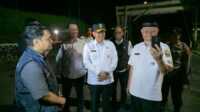 Gubernur Sumbar, Mahyeldi Ansharullah saat meninjau BTS Telkomsel yang baru beroperasi di kawasan Sitinjau Lauik. (Foto Adpim Sumbar).