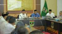 Gubernur Sumbar, Mahyeldi Ansharullah saat memimpin rapat penunjukan narahubung/PIC di Istana Gubernuran. (Foto Adpim Sumbar).