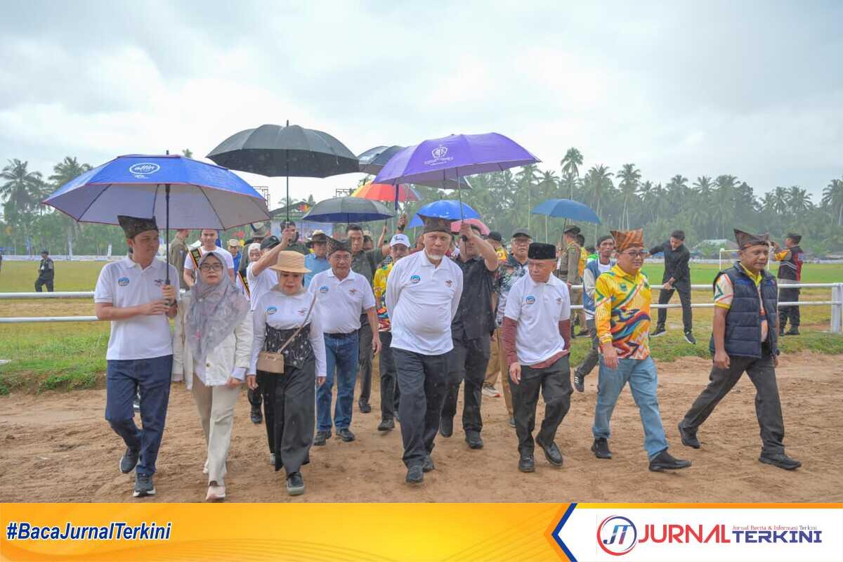 Gubernur Sumbar, Mahyeldi Ansharullah saat membuka event Pacu Kuda Padang Pariaman Tahun 2026.(Foto Adpim Sumbar).