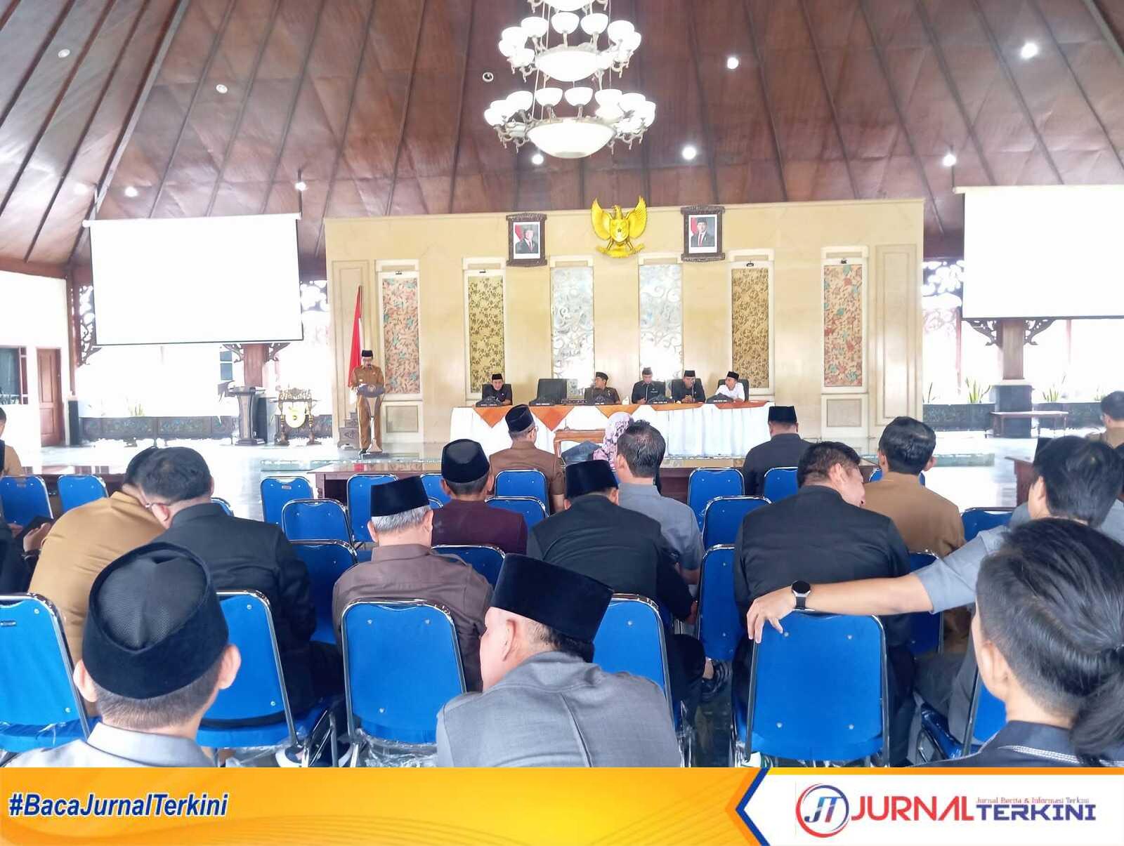 Suasana Sidang Paripurna DPRD Pamekasan saat menerima penyampaian LKPJ Tahun Anggaran 2025 dari Pemerintah Kabupaten Pamekasan.